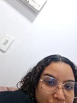 Aliciabloom online show from November 16, 2025, 6:46 pm