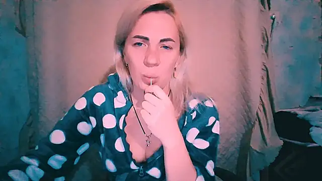 EmmaCat  online show from October 30, 2025, 7:47 pm