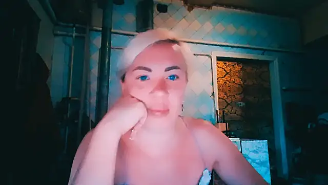 Snapshot of EmmaCat_ chatting on June 12, 2026, 4:44 am EmmaCat online show from June 12, 2026, 4:44 am