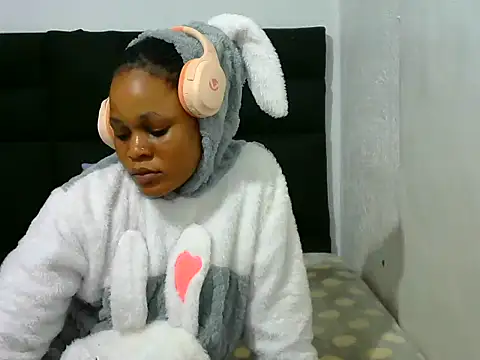 Snapshot of BlondieBitch chatting on May 7, 2026, 5:24 am BlondieBitch online show from May 7, 2026, 5:24 am