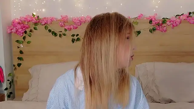 Snapshot of Lilith_Bonheur chatting on October 29, 2025, 8:43 pm Lilith Bonheur online show from October 29, 2025, 8:43 pm