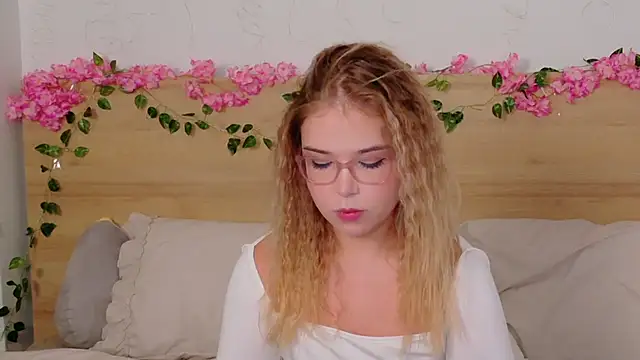 Snapshot of Lilith_Bonheur chatting on October 31, 2025, 8:32 pm Lilith Bonheur online show from October 31, 2025, 8:32 pm