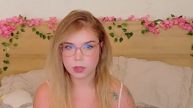 Snapshot of Lilith_Bonheur chatting on November 3, 2025, 9:05 pm Lilith Bonheur online show from November 3, 2025, 9:05 pm