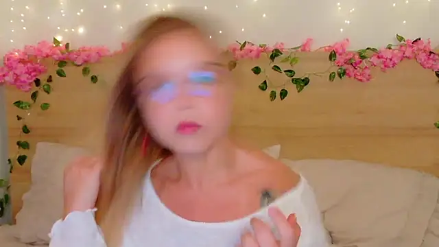 Snapshot of Lilith_Bonheur chatting on November 8, 2025, 9:24 pm Lilith Bonheur online show from November 8, 2025, 9:24 pm