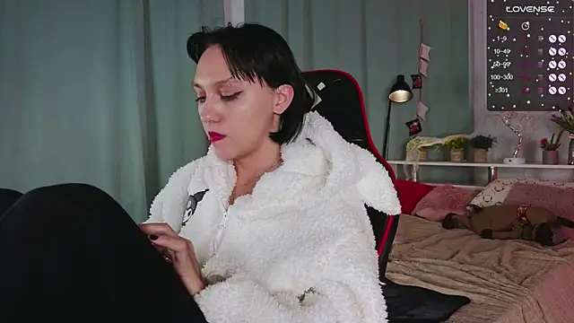 AdeliceLenoir online show from October 18, 2025, 5:46 pm