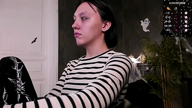 AdeliceLenoir online show from October 28, 2025, 5:55 am