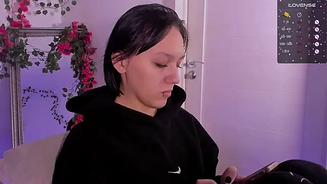 AdeliceLenoir online show from November 4, 2025, 6:23 am