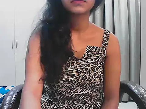 short girl  online show from October 1, 2025, 5:08 pm