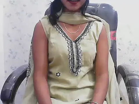 short girl  online show from April 7, 2026, 3:12 pm