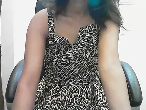 short girl  online show from May 25, 2026, 4:46 pm