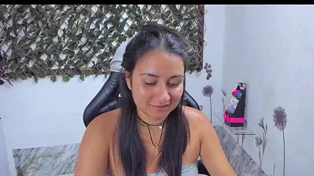 Luna021 1 online show from November 28, 2025, 7:49 pm