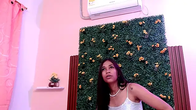 pequenachica18 online show from September 19, 2025, 7:14 pm