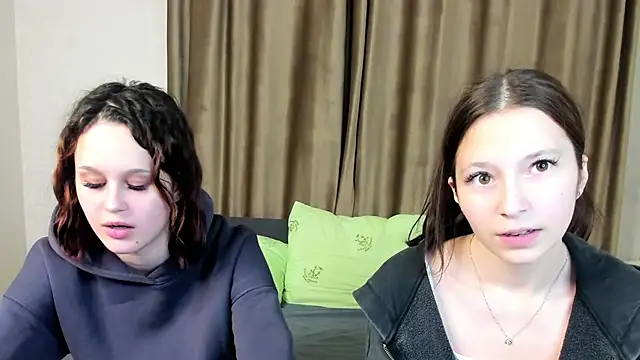 GabrielleLynchard online show from September 22, 2025, 7:05 pm