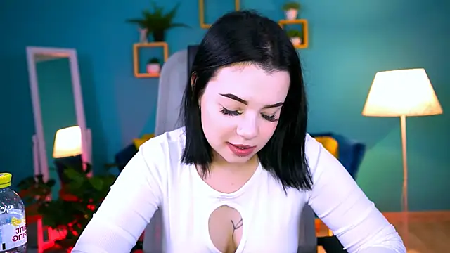 leslierowe  online show from October 4, 2025, 8:07 pm