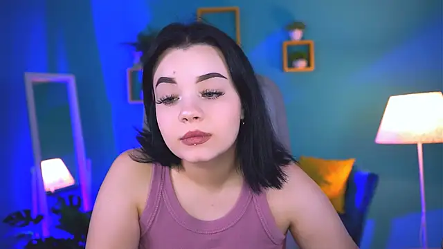 leslierowe  online show from October 5, 2025, 8:29 pm