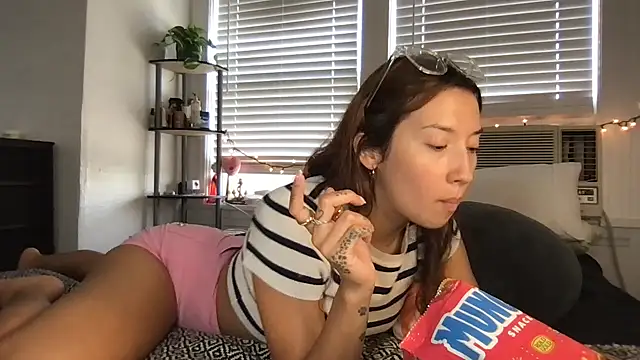 yoursweetestlilly online show from September 21, 2025, 11:39 pm