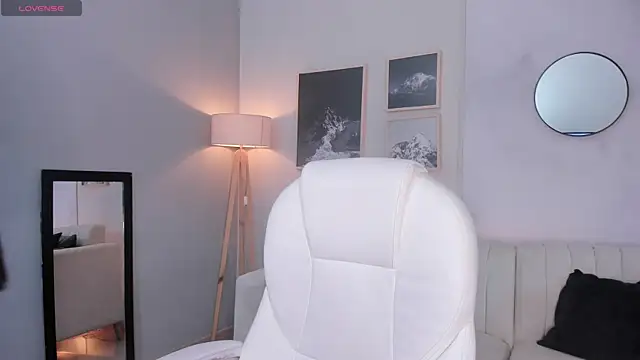 Tiffany Low online show from December 14, 2025, 1:27 pm