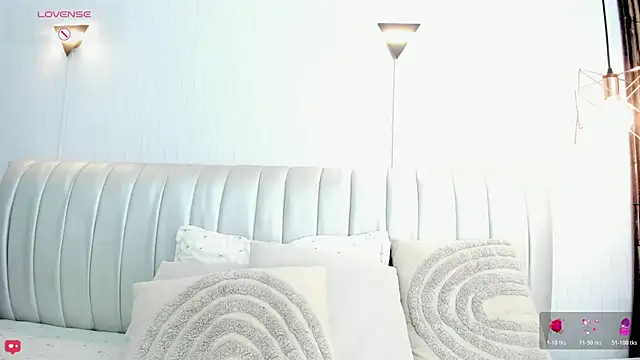 Snapshot of Naomi_Rousse chatting on April 23, 2026, 1:46 pm Naomi Rousse online show from April 23, 2026, 1:46 pm