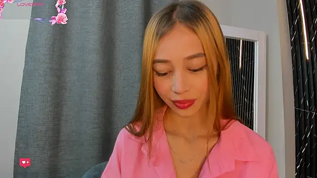 Snapshot of Naomi_Rousse chatting on May 4, 2026, 1:07 pm Naomi Rousse online show from May 4, 2026, 1:07 pm