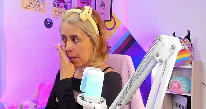 Snapshot of NekoWaifu chatting on September 27, 2025, 1:27 pm NekoWaifu online show from September 27, 2025, 1:27 pm