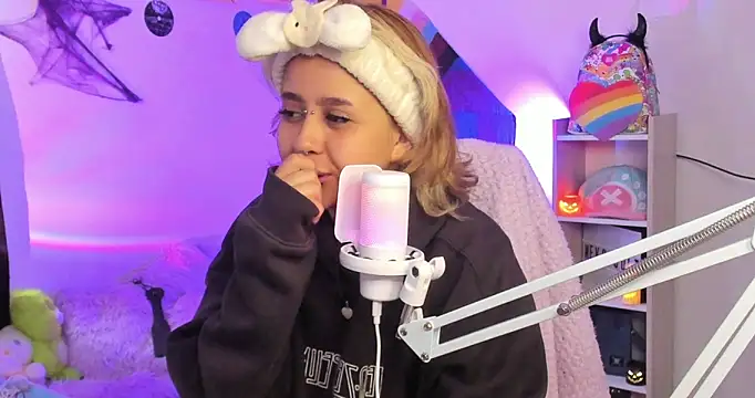 Snapshot of NekoWaifu chatting on October 4, 2025, 1:09 pm NekoWaifu online show from October 4, 2025, 1:09 pm