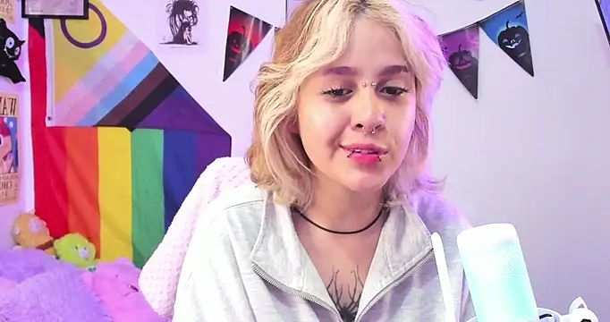 Snapshot of NekoWaifu chatting on October 18, 2025, 1:23 pm NekoWaifu online show from October 18, 2025, 1:23 pm