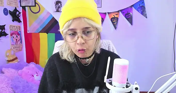 Snapshot of NekoWaifu chatting on October 25, 2025, 1:18 pm NekoWaifu online show from October 25, 2025, 1:18 pm