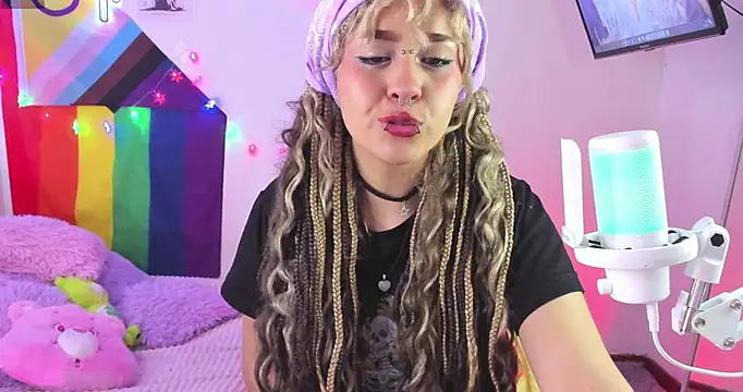 NekoWaifu online show from December 1, 2025, 1:38 pm