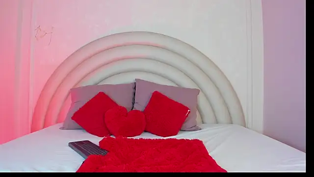 MaiaWest online show from September 17, 2025, 5:36 pm