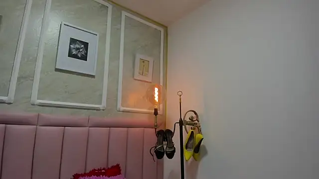 HoollyHendrix online show from December 19, 2025, 8:49 pm