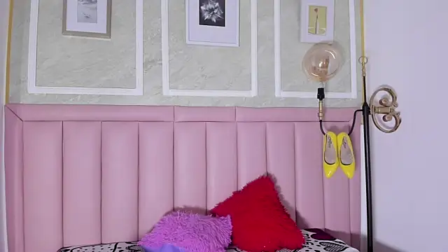 HoollyHendrix online show from January 7, 2026, 8:55 pm