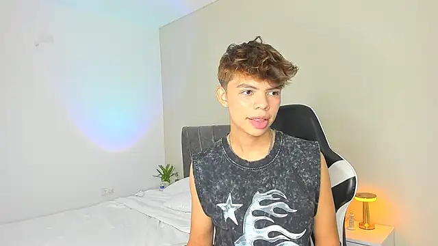 Zacktorres  online show from December 17, 2025, 10:27 pm