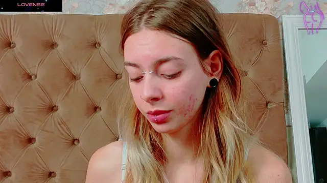 Snapshot of CoraVex chatting on October 21, 2025, 4:13 am CoraVex online show from October 21, 2025, 4:13 am