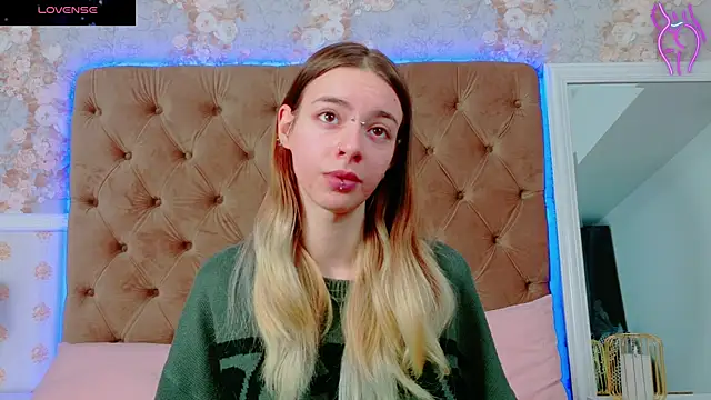 Snapshot of CoraVex chatting on October 27, 2025, 3:54 am CoraVex online show from October 27, 2025, 3:54 am