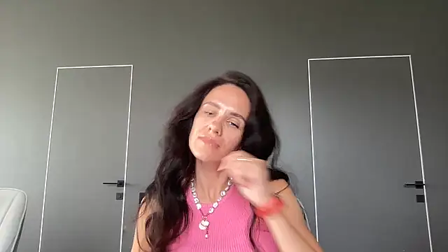 Snapshot of Omelvia chatting on August 4, 2026, 2:19 pm Omelvia online show from August 4, 2026, 2:19 pm