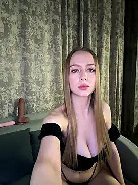 MissOyee online show from October 31, 2025, 6:09 pm