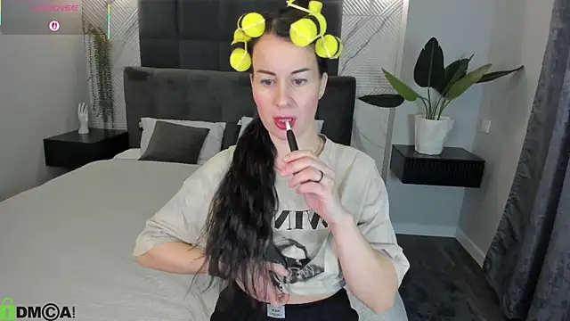 Stella Leon online show from November 5, 2025, 1:05 am