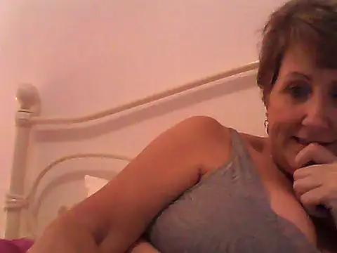 Snapshot of LadyLuxe_xx chatting on October 12, 2025, 8:30 pm LadyLuxe xx online show from October 12, 2025, 8:30 pm