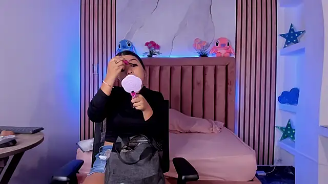 LunaWiill  online show from November 12, 2025, 12:16 pm