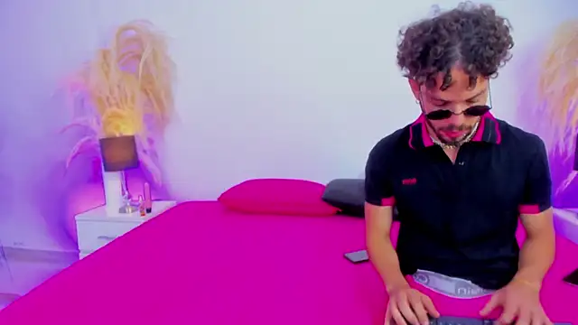 Violet and Paul online show from October 5, 2025, 3:27 am