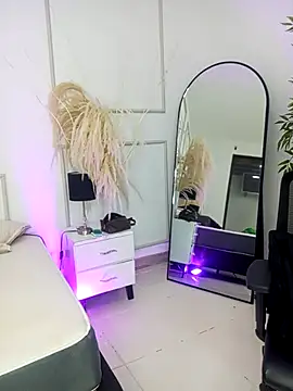 Violet and Paul online show from October 25, 2025, 3:47 am