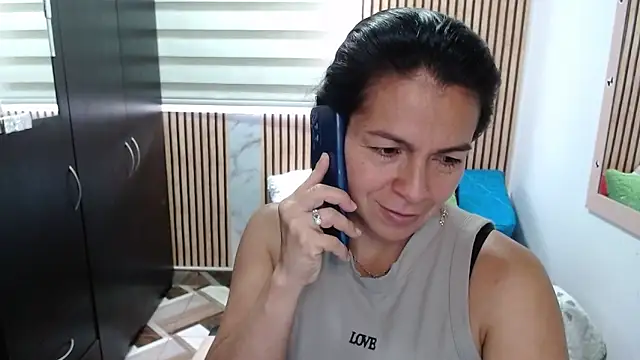 Snapshot of camilavargas_ chatting on May 4, 2026, 9:33 pm camilavargas online show from May 4, 2026, 9:33 pm