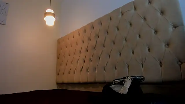 Naomis 35 online show from February 3, 2026, 7:19 pm