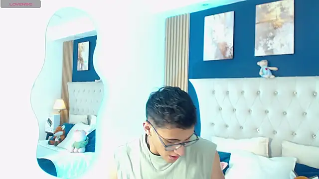 Snapshot of SalvadorFit chatting on April 22, 2026, 8:32 pm SalvadorFit online show from April 22, 2026, 8:32 pm