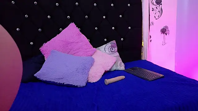 Snapshot of queen_salomme chatting on October 15, 2025, 11:54 am queen salomme online show from October 15, 2025, 11:54 am