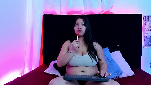 Snapshot of queen_salomme chatting on November 3, 2025, 9:59 pm queen salomme online show from November 3, 2025, 9:59 pm