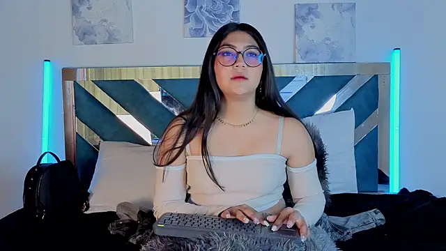 Violettabloom  online show from September 18, 2025, 7:49 pm