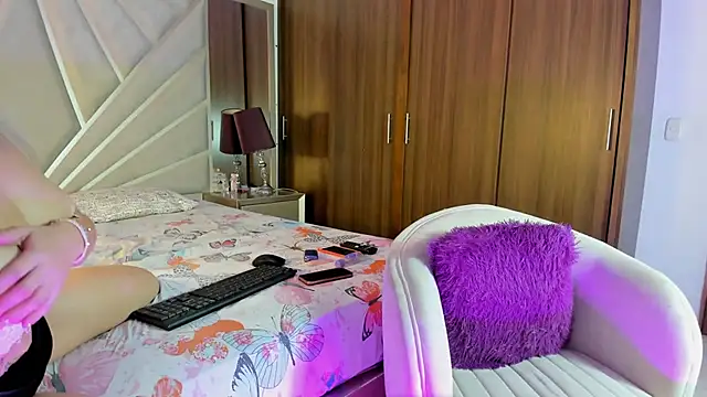 LiaRusselll  online show from September 27, 2025, 11:54 pm