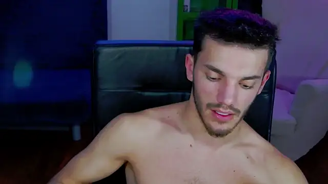 Snapshot of DominicValente chatting on November 3, 2025, 10:32 pm DominicValente online show from November 3, 2025, 10:32 pm