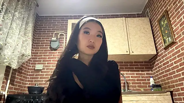 EmmaLeexth online show from November 11, 2025, 2:28 pm